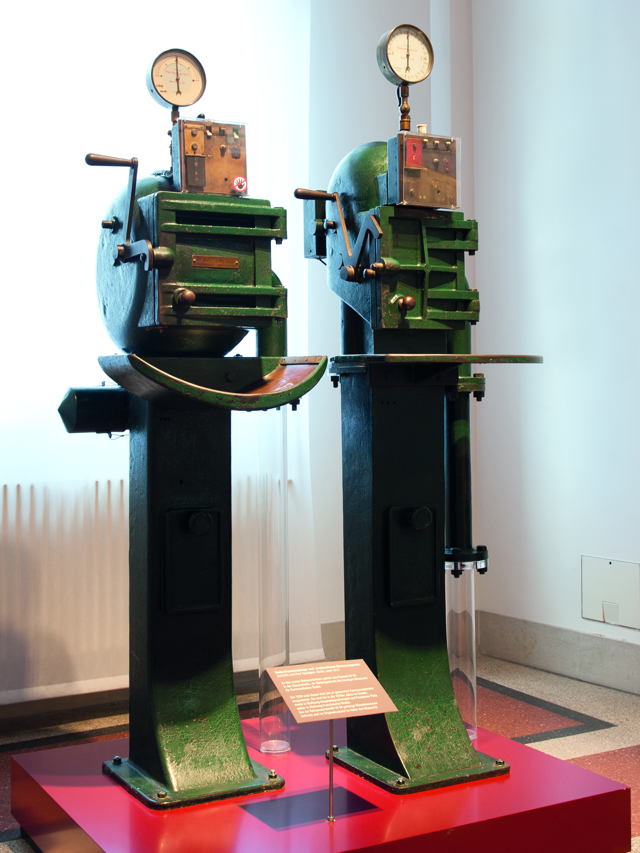 Kammerapparate der Berliner Rohrpost aus dem Postamt W66. Museum für Kommunikation Berlin