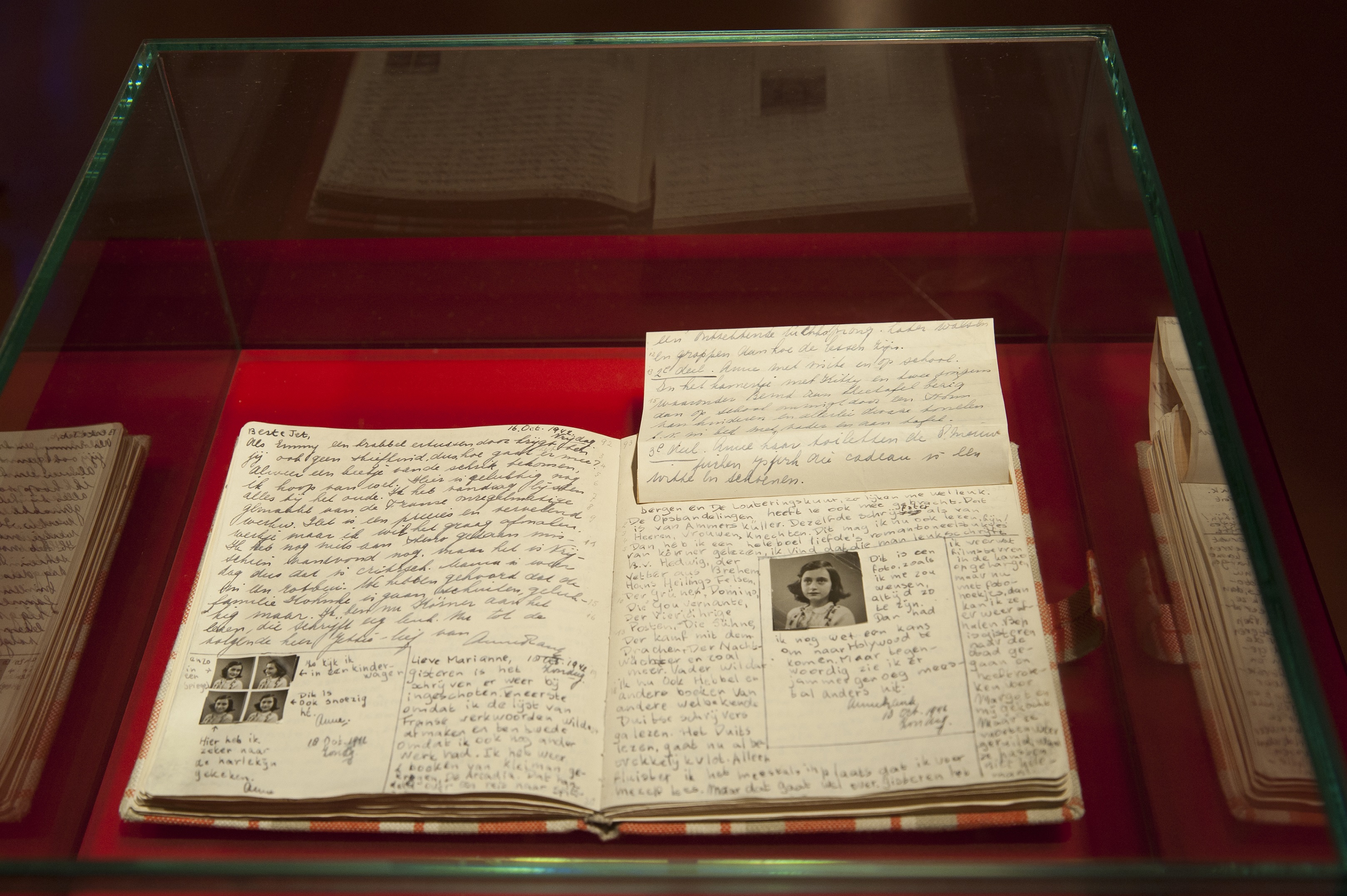 Faksimile des Tagebuchs in der Ausstellung »Anne Frank. hier & heute«